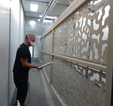 Une personne de MV Thermolaquage réalise les finitions sur pièces métalliques à Chuelles (45)